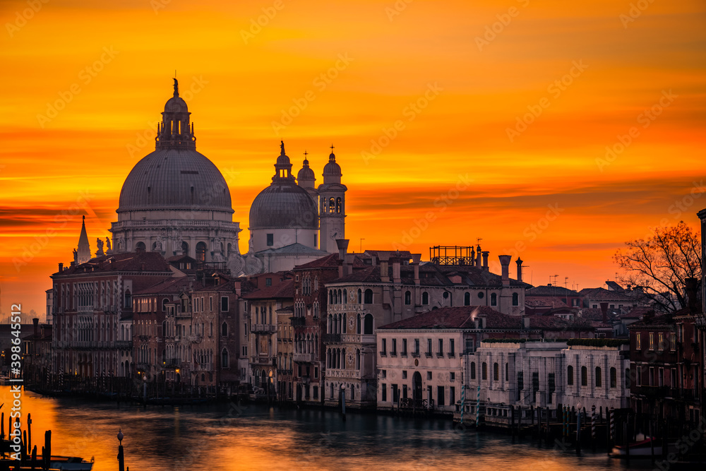Fototapeta Bazylika Santa Maria della Salute o wschodzie słońca. Punkt orientacyjny Wenecji, Włochy