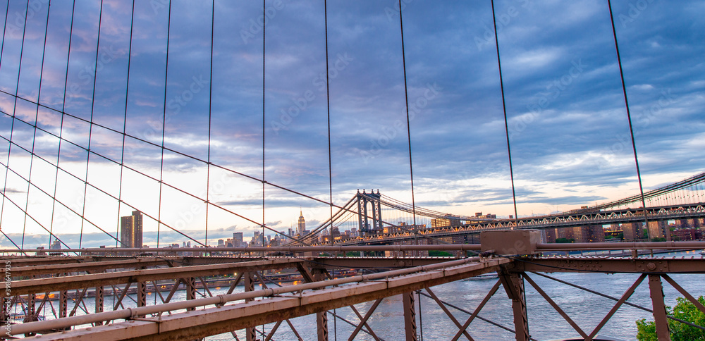 Naklejka premium Brooklyn Bridge at sunset with Manhattan skyline