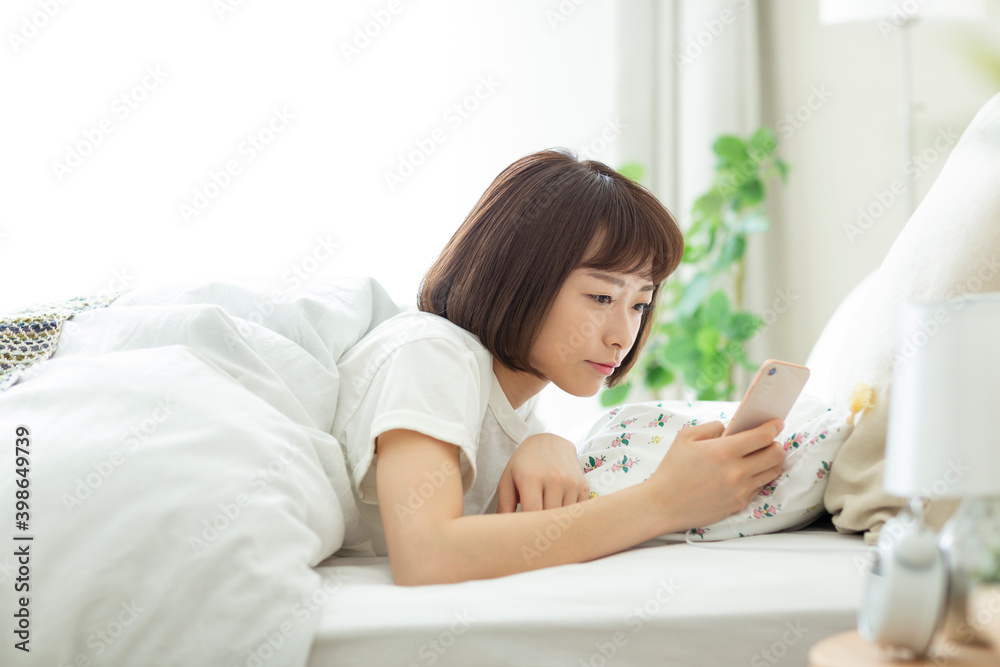 若い女性 ベッド スマホ 若い女性 ベッド スマホ