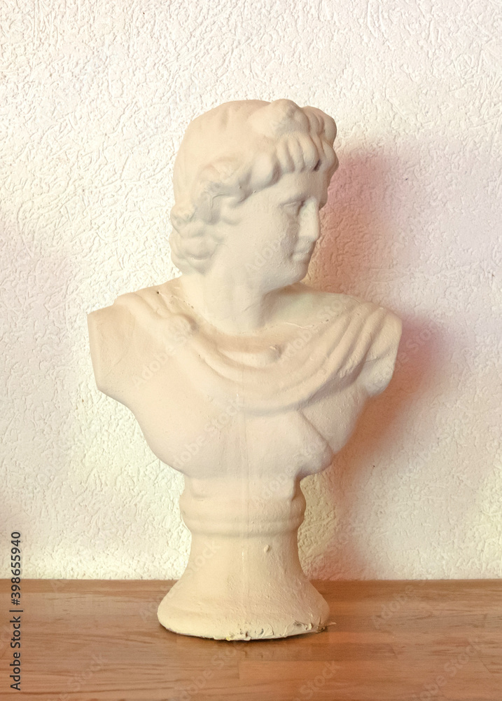 Obraz premium Simple statue on a wooden table, mass manufactured