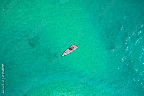 Aerial view luxury motor boat. Travel - image. Drone view of a boat  the clear waters. Drone view of a boat. Top view of white boat on turquoise water. © Berg