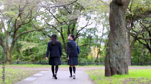 Wallpaper Mural マスクをつけて通学する日本人女子学生 Torontodigital.ca