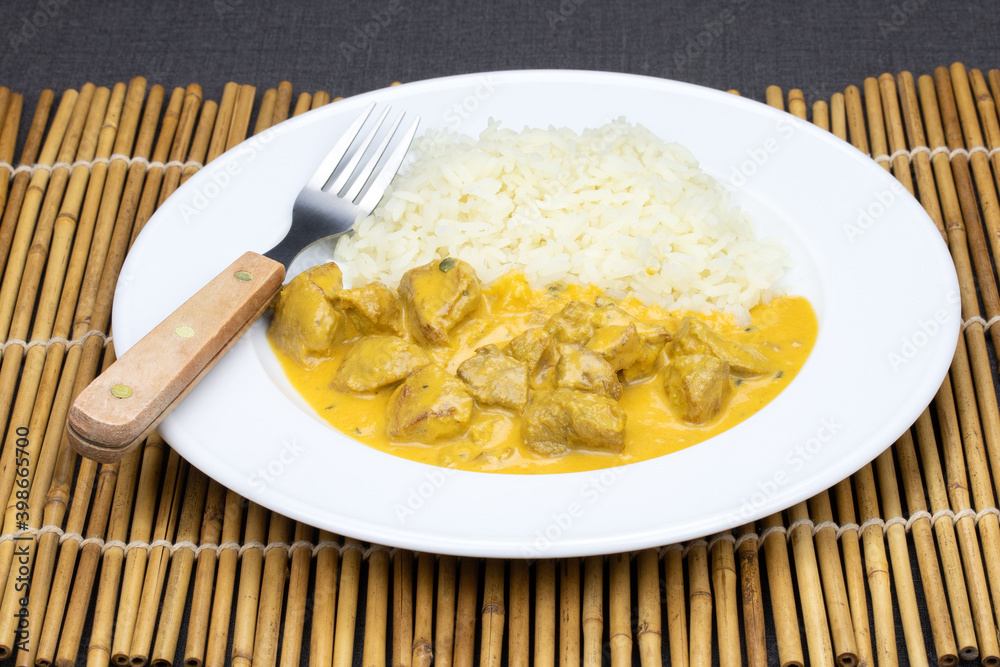 morceaux de poulet sauce curry et riz dans une assiette morceaux de poulet sauce curry et riz dans une assiette