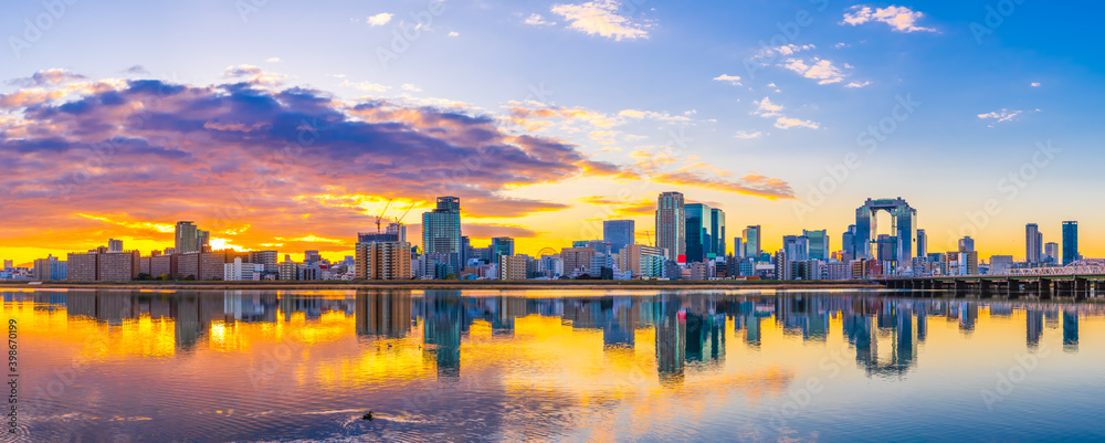 Naklejka premium Beautiful sunrise view of Osaka city skyline. Japan 