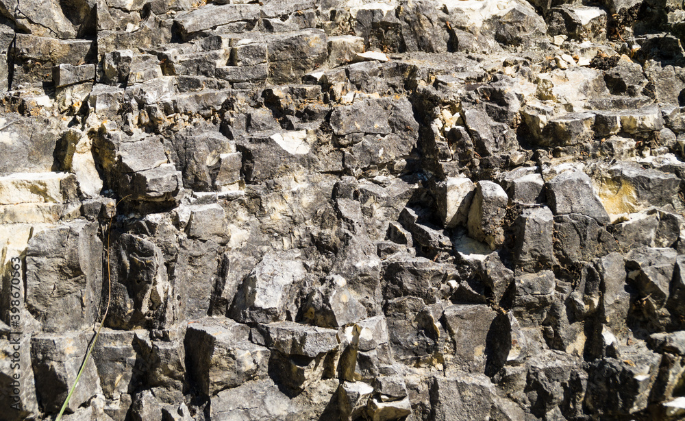 Fototapeta premium Rocce lungo il sentiero a Poggio San Romualdo Frazione di Fabriano nelle Marche