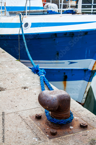 Bolard pour amarrage de bateau au port photo