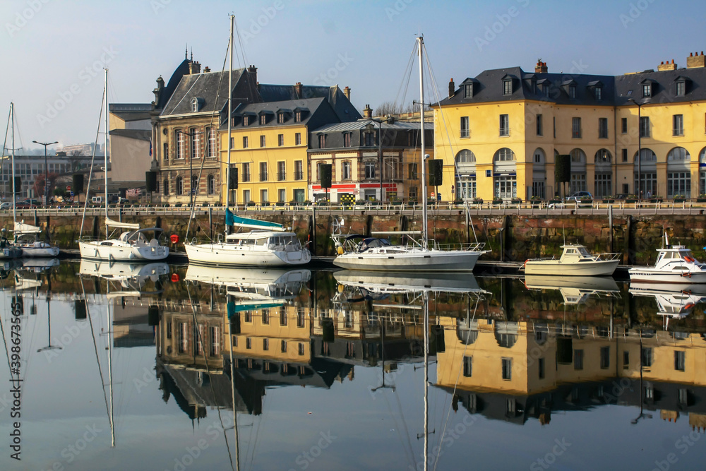 Dieppe. Amarrage de bateaux de plaisance au quai en centre-ville. Seine-Maritime. Normandie