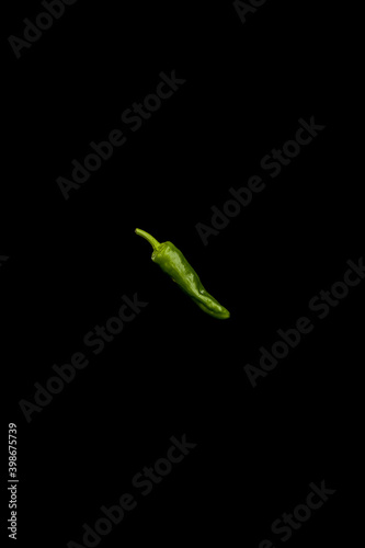 Pimiento de Padrón sobre fondo negro © Glow Photo Estudio