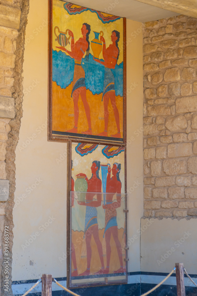 Obraz premium Old walls of Knossos near Heraklion. Detail of ancient ruins ruins of the Minoan palaces - largest archaeological site of all the palaces in Mediterranean island of Crete, UNESCO list, Greece