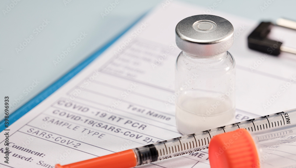 Φωτογραφία syringe and vaccine, orange closure transparent vial transport tube over medical