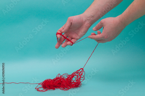 Obraz na płótnie Unravel the tangle of threads and wind them around your hand. w salonie