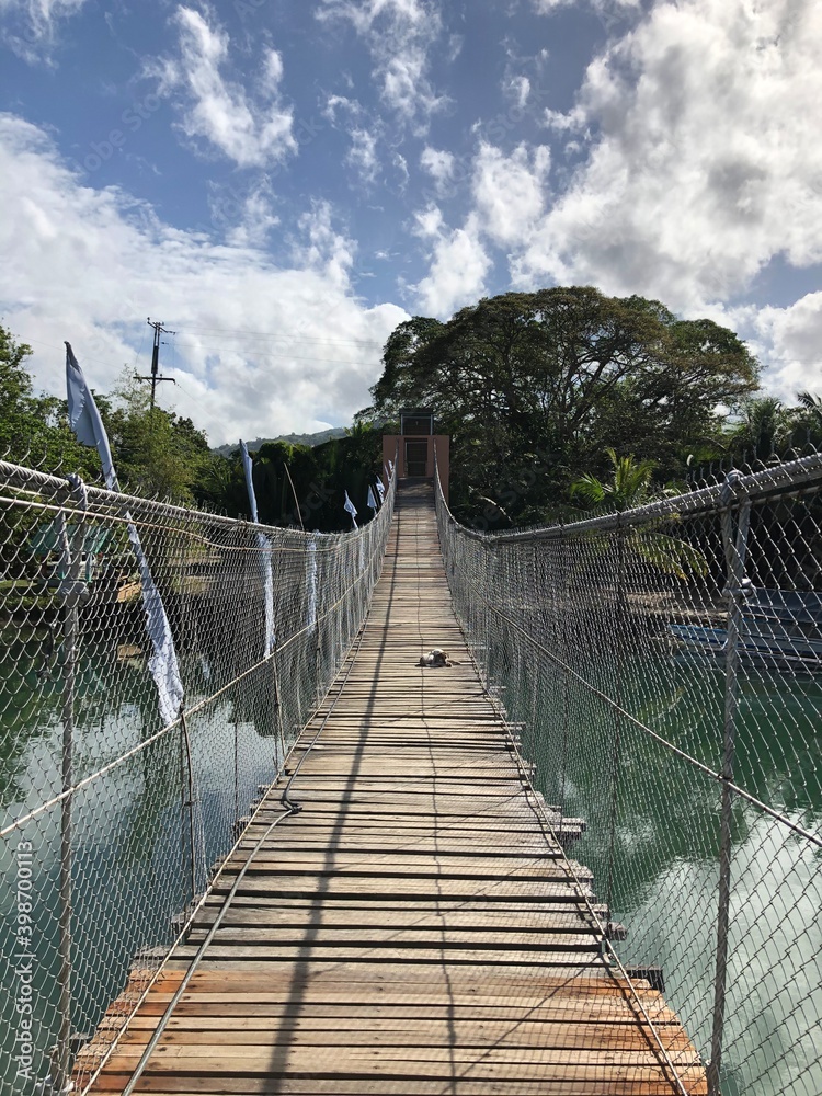 Naklejka premium Hanging rope bridge with view
