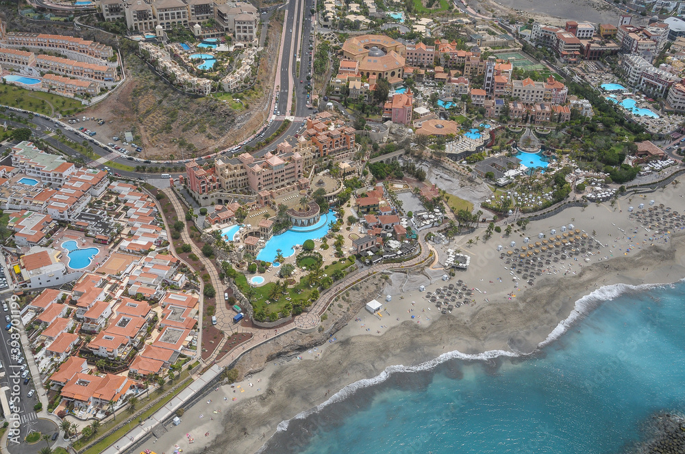 Foto aérea de la zona de playas y hoteles en Costa de Adeje, en el sur de la isla de Tenerife, Canarias