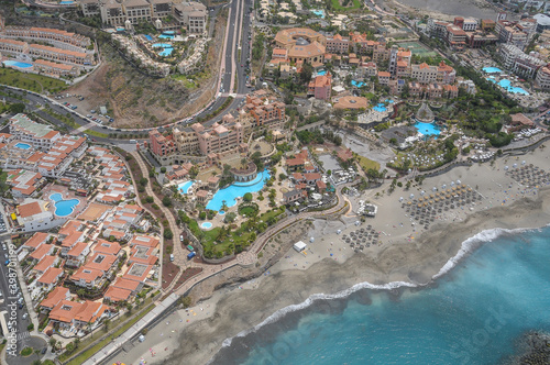 Foto aérea de la zona de playas y hoteles en Costa de Adeje, en el sur de la isla de Tenerife, Canarias © s-aznar