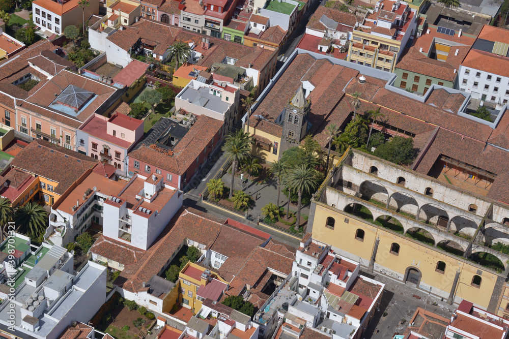 Foto aérea de la ciudad de La Laguna con el antiguo convento de San Agustín en la isla de Tenerife, Canarias