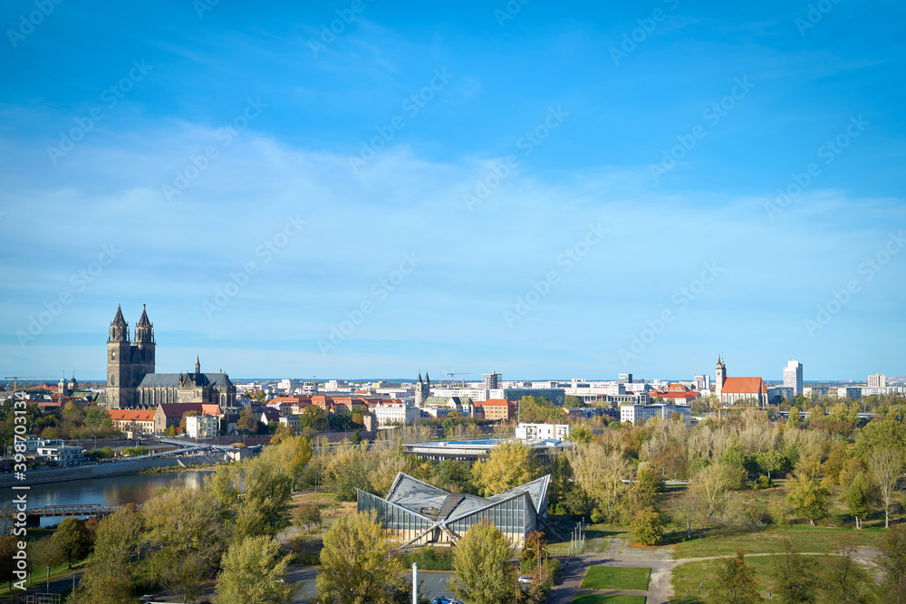 Panorama der Stadt Magdeburg mit dem Rothehornpark und dem Dom auf der anderen Seite der Elbe