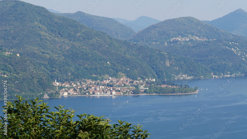 Blick auf Luino am Lago Maggiore, Ostufer