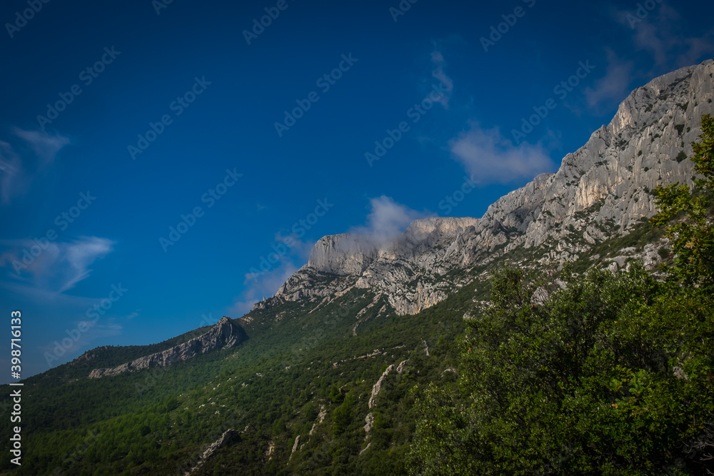 Obraz premium At the feet of the Sainte-Victoire a limestone mountain ridge in the south of France