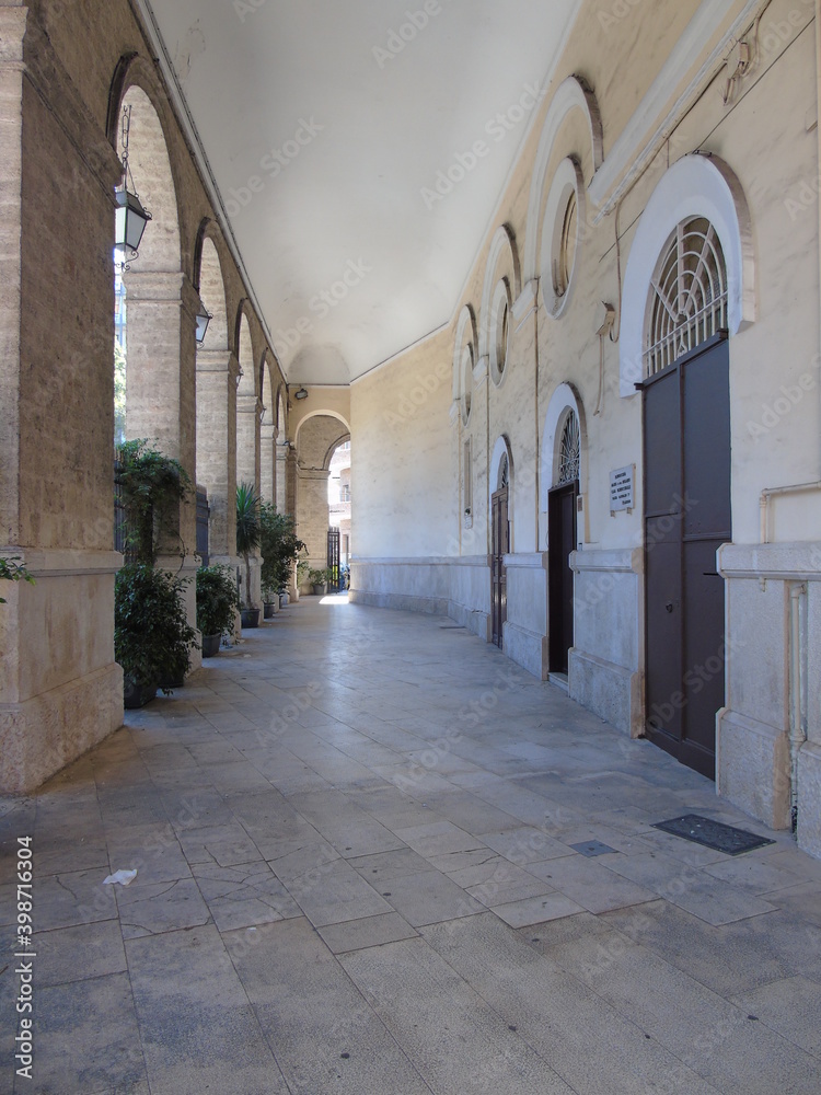 Corridoio entrata della Casa Parrocchiale Maria Del Rosario nella città di Bari. Sud Europa