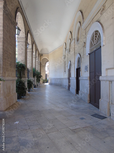 Corridoio entrata della Casa Parrocchiale Maria Del Rosario nella città di Bari. Sud Europa © Franxuc