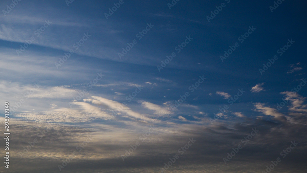 Crépuscule serein, avec quelques passages nuageux de haute altitude Crépuscule serein, avec quelques passages nuageux de haute altitude