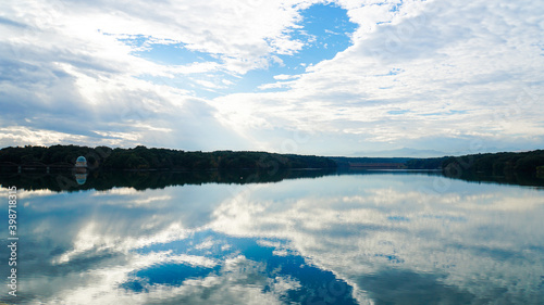美しい雲がたなびく大空を鏡面のように映し出す多摩湖の水面