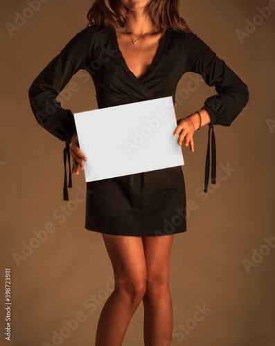 jeune femme robe noire
