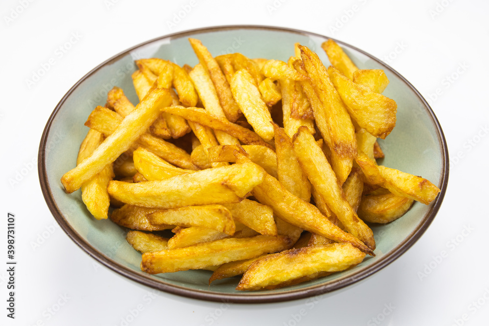 frites françaises dans un plat isolé sur un fond blanc frites françaises dans un plat isolé sur un fond blanc