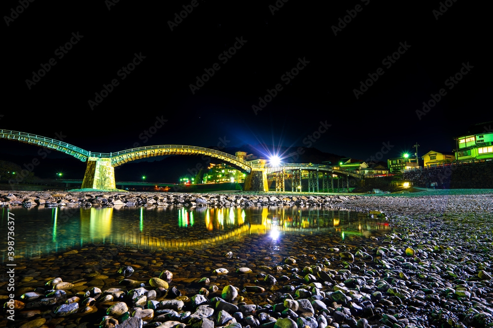 Obraz premium The Kintai Bridge at night in Iwakuni, Japan