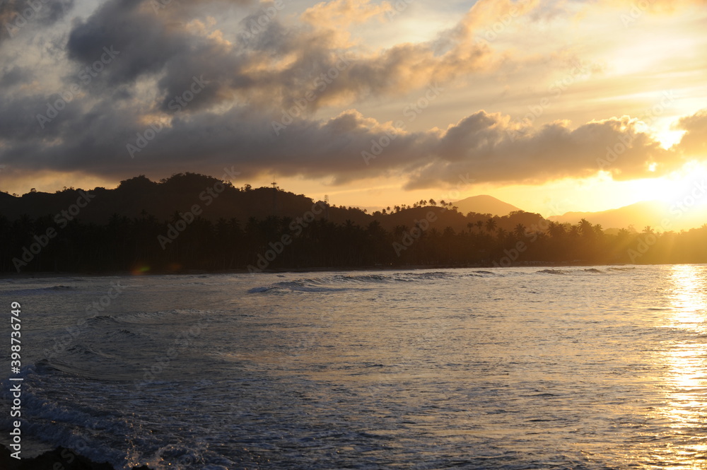 Naklejka premium Sea shorr sun set view with hills