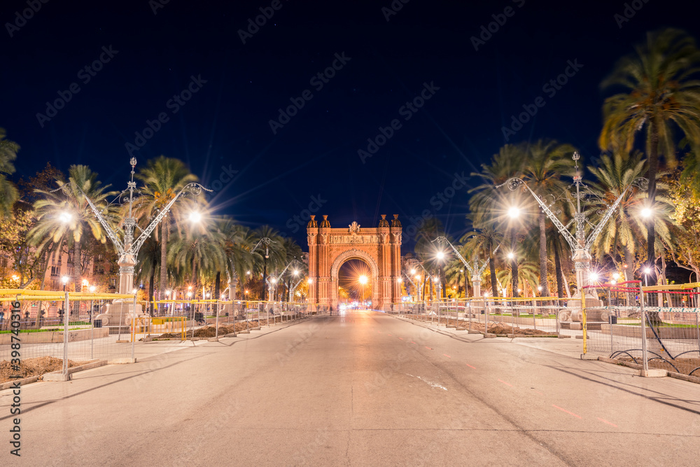 Naklejka premium Arc de Triomf at night in the city of Barcelona in Catalonia, Spain
