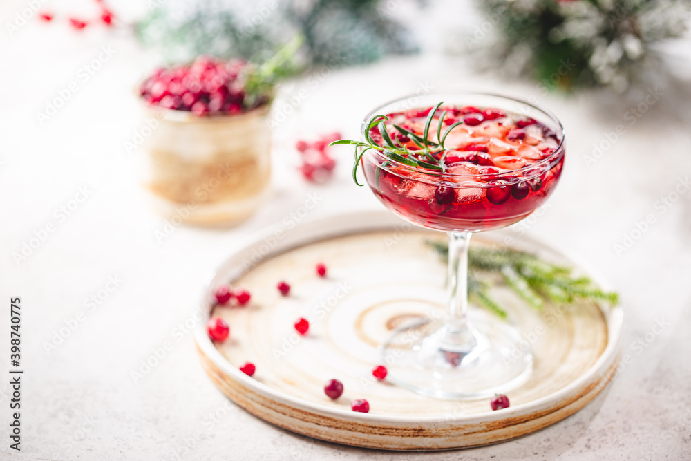 Naklejka premium Refreshing drink with cranberries and rosemary on white background