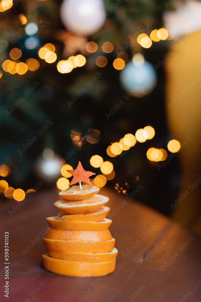 Obraz premium Step by step instructions. Step 7 Simple decor for the New Year's table from orange. Christmas tree made from food. Tangerine cooking tutorial. Hobby activities with children. Baby dish fruit plate