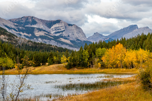 Fall colours at Middle Lake. Bow Valley Provincial Park, Alberta, Canada