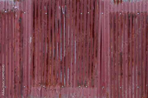 錆びた赤茶色の鉄板の壁