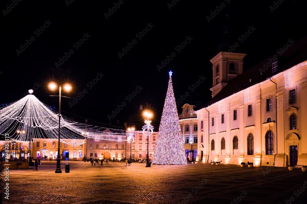 Obraz premium Panoramic view of the Big Square from Sibiu city with Christmas lights, Romania