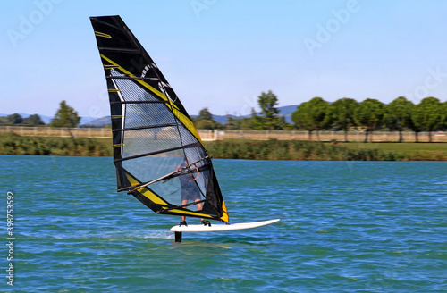Planche à voile maintenue hors de l'eau par la vitesse due au vent. © lamax