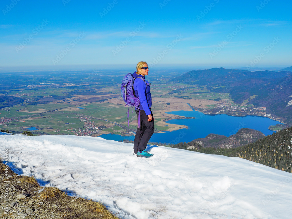 Obraz premium Frau auf dem Heimgarten (Bayern)