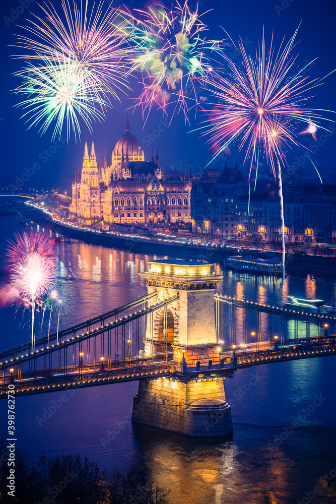 Fototapeta premium Fireworks near Chain Bridge and Hungarian Parliament in Budapest 