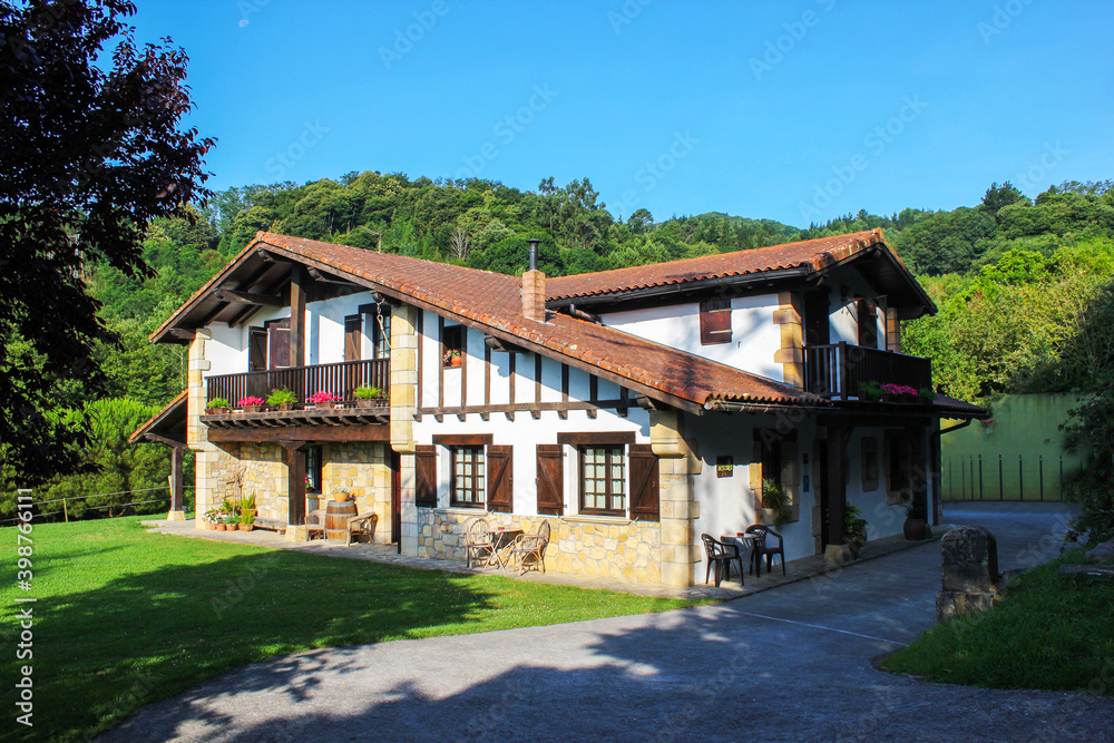 Caserio moderno. Casa rural típica del País Vasco. Arquitectura ecológica. Arquitectura verde.