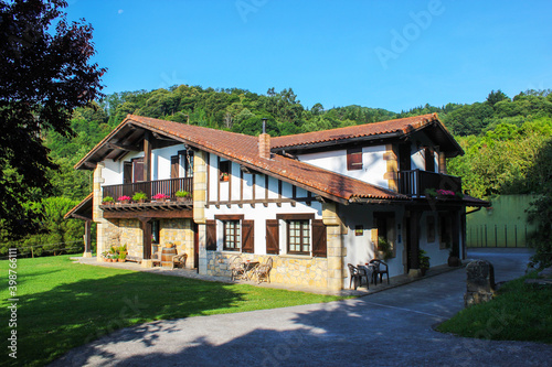 Caserio moderno. Casa rural típica del País Vasco. Arquitectura ecológica. Arquitectura verde.