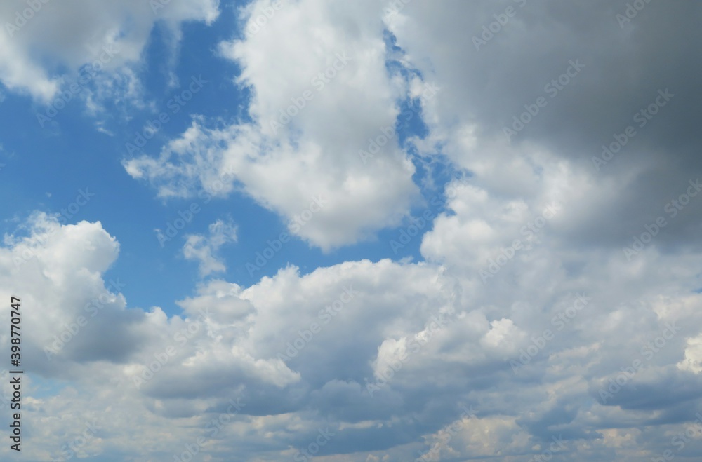 Obraz premium Beautiful blue sky with clouds