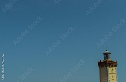 Faro rojo sobre el cielo