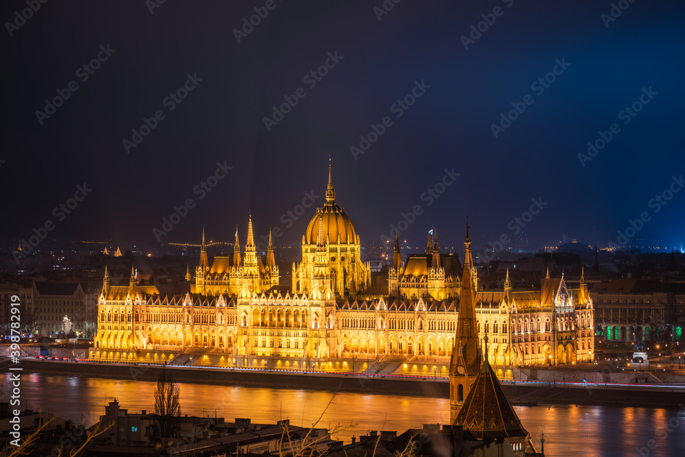 Obraz premium Illuminated Hungarian Parliament dome viewed at night in Budapest, Hungary