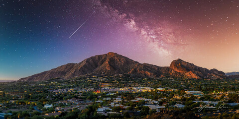Fototapete Arizona Milchstraße über Camelback Mountain Phoenix  © jdross75