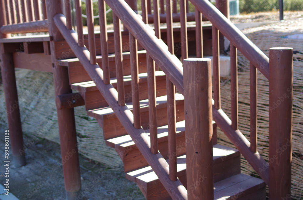 木製のデッキの階段