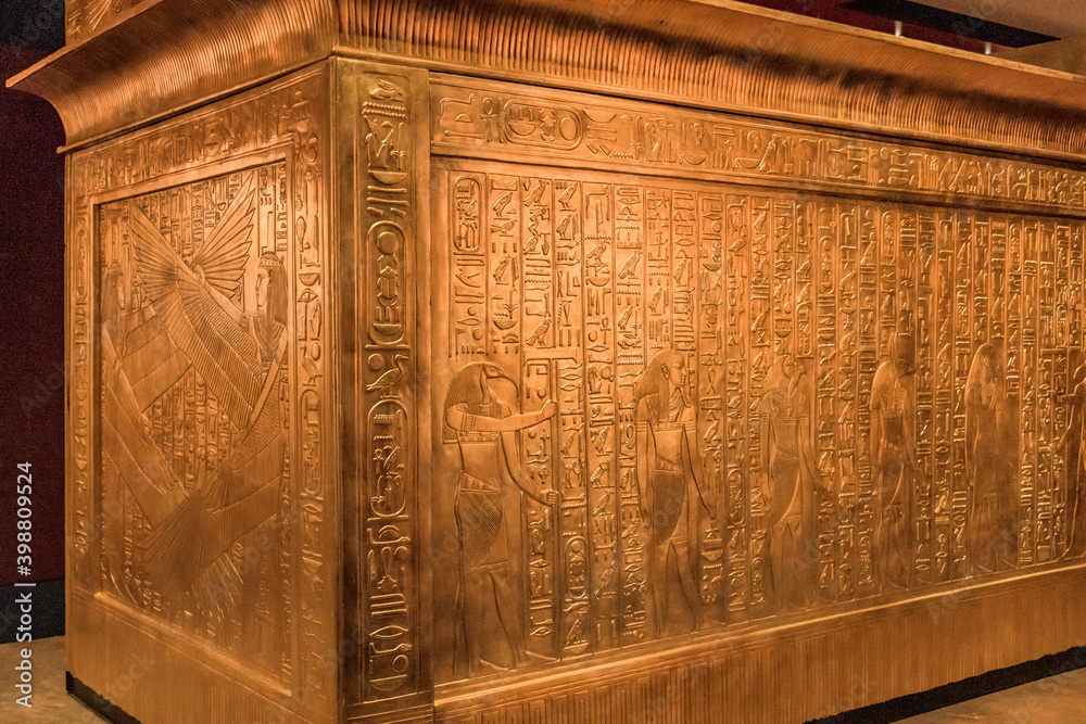 Tumba egipcia de oro con jeroglíficos Stock Photo Adobe Stock