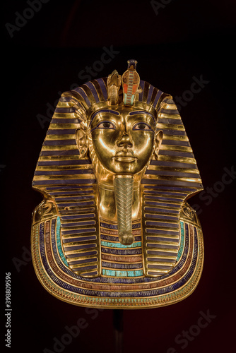Máscara del Faraón Egipcio Tutankhamon sobre fondo negro