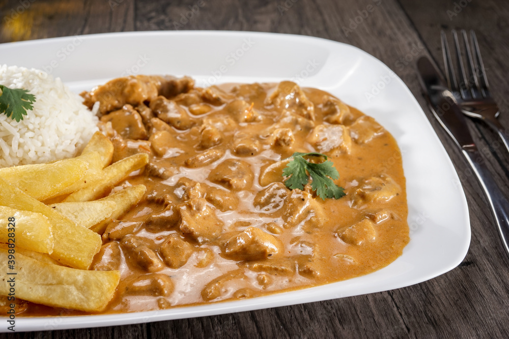 Strogonoff de carne com fritas close Strogonoff de carne com fritas close