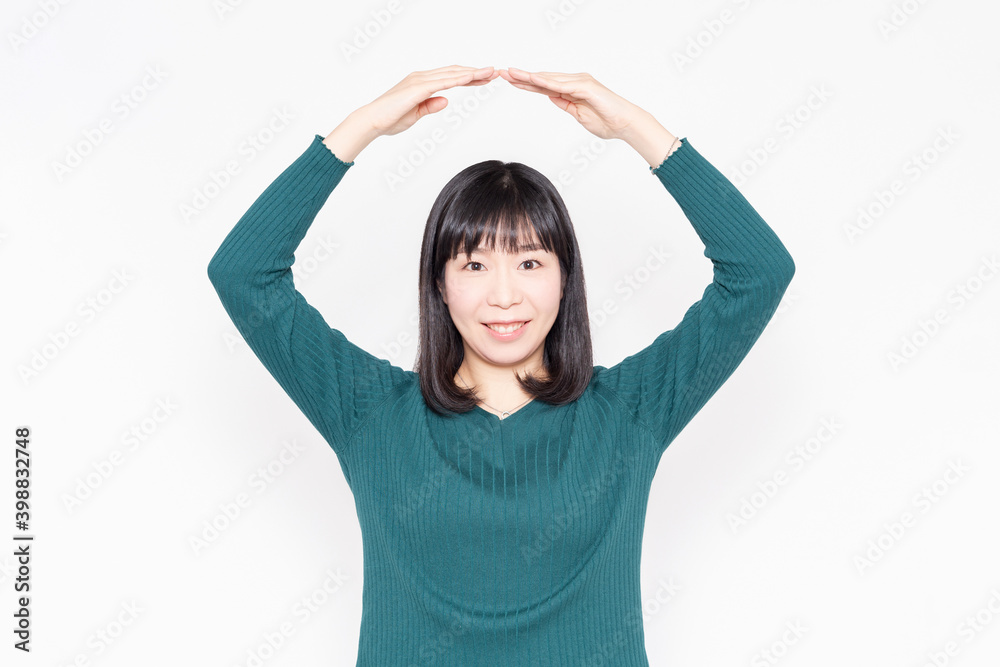 白背景の前に立ってOKのジェスチャーをする女性 白背景の前に立ってOKのジェスチャーをする女性